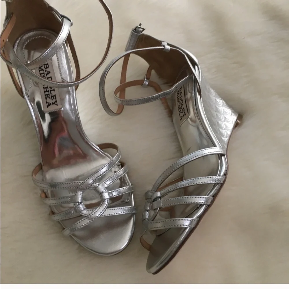 Badgley Mischka Hedy Wedges NWOT